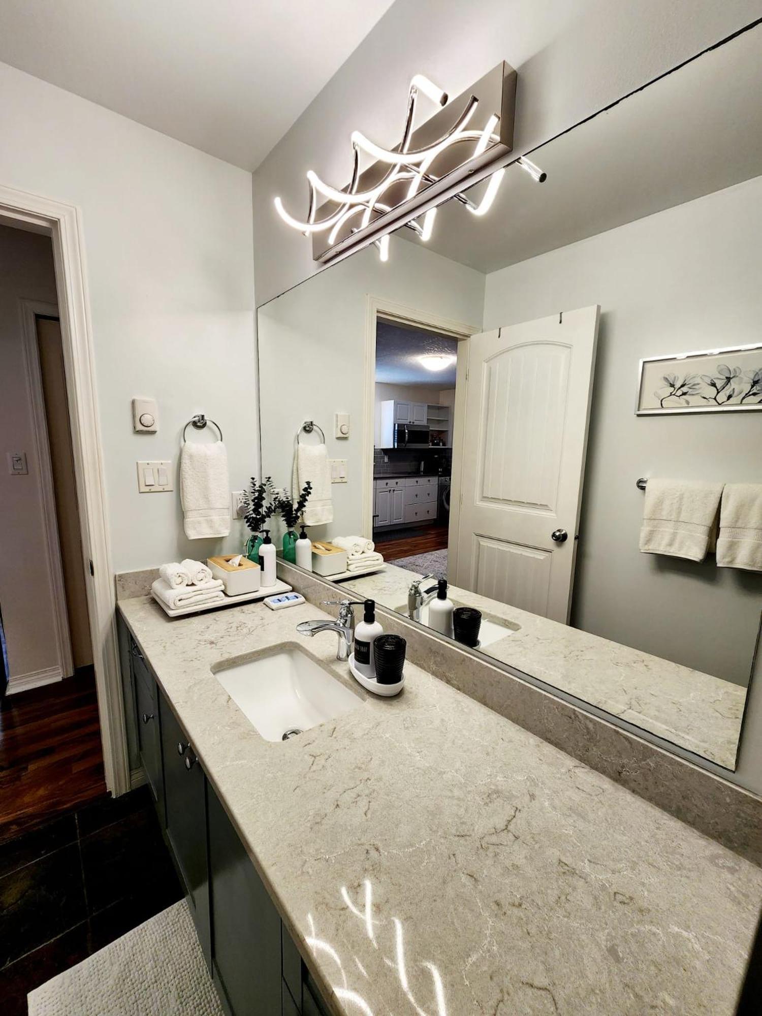 Adorable 1- Bedroom Suite In Langford Victoria Eksteriør bilde