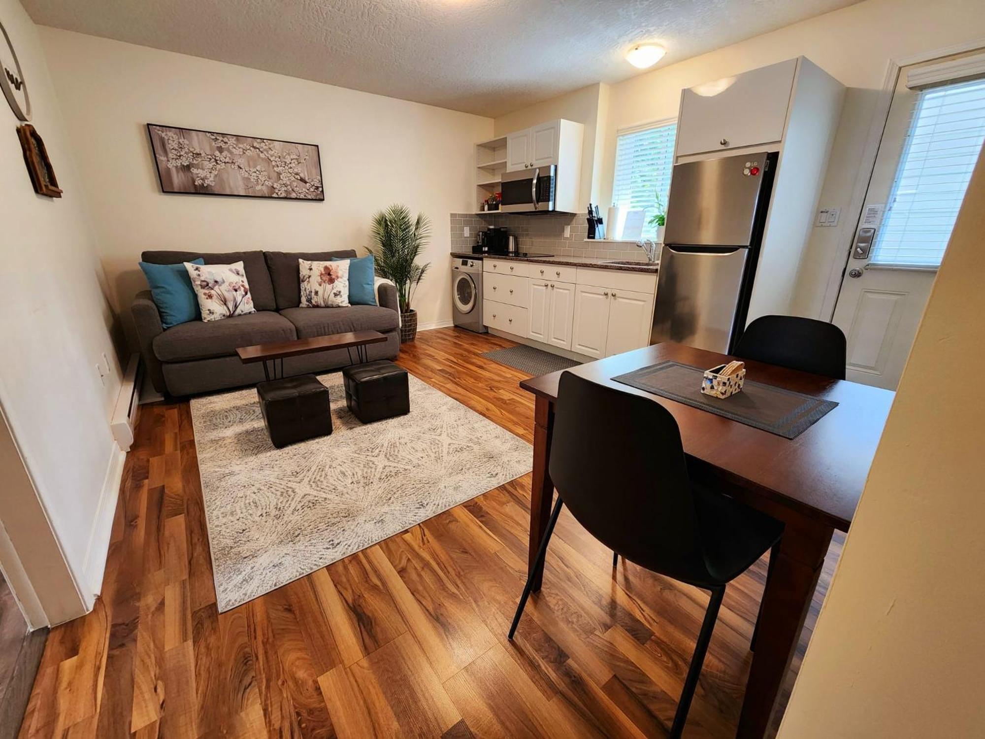 Adorable 1- Bedroom Suite In Langford Victoria Eksteriør bilde