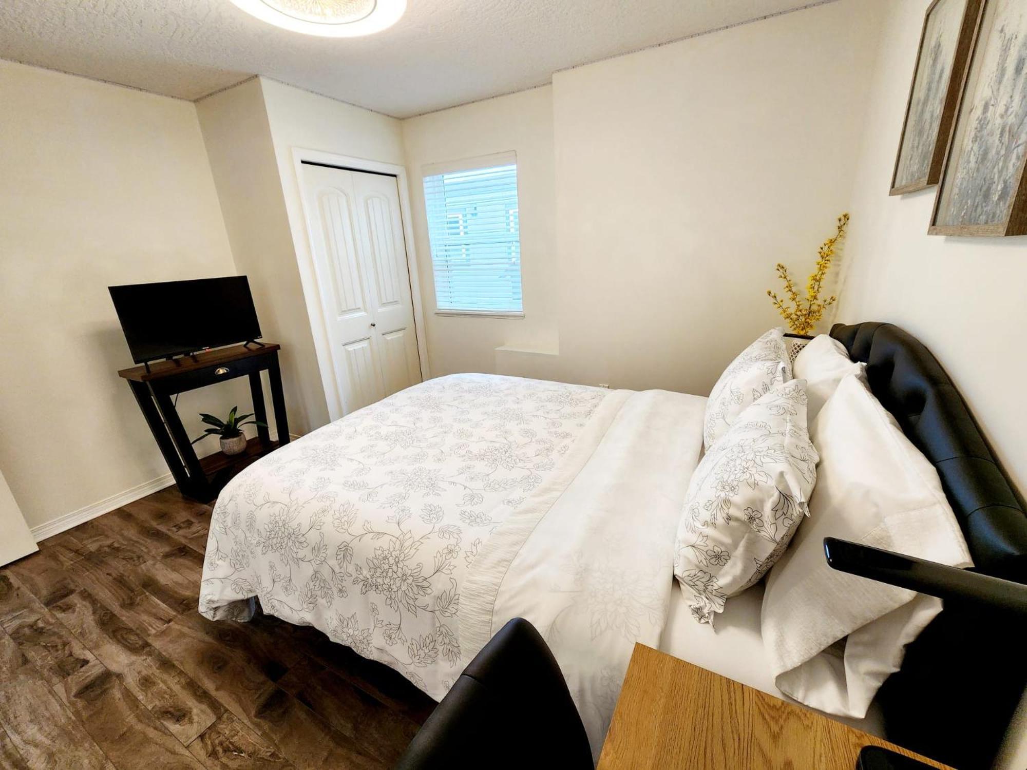 Adorable 1- Bedroom Suite In Langford Victoria Eksteriør bilde
